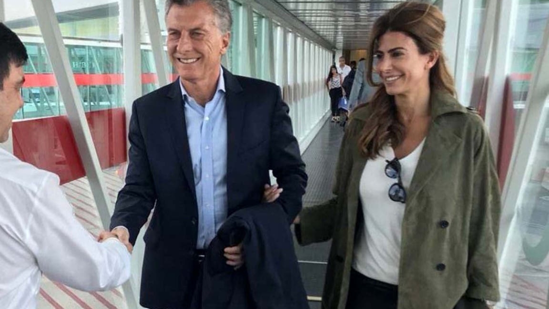 Mauricio Macri y Juliana Awada en su llegada a Francia, escala previa a su viaje a Suiza. Foto: La Nación