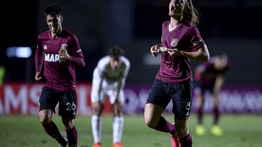 zzzznacd2NOTICIAS ARGENTINAS BAIRES, NOVIEMBRE 4: Pedro de la Vega festeja el gol de Lanus ante San Pablo por la Copa Sudamericana. Foto NA: STAFF IMAGES/CONMEBOLzzzz