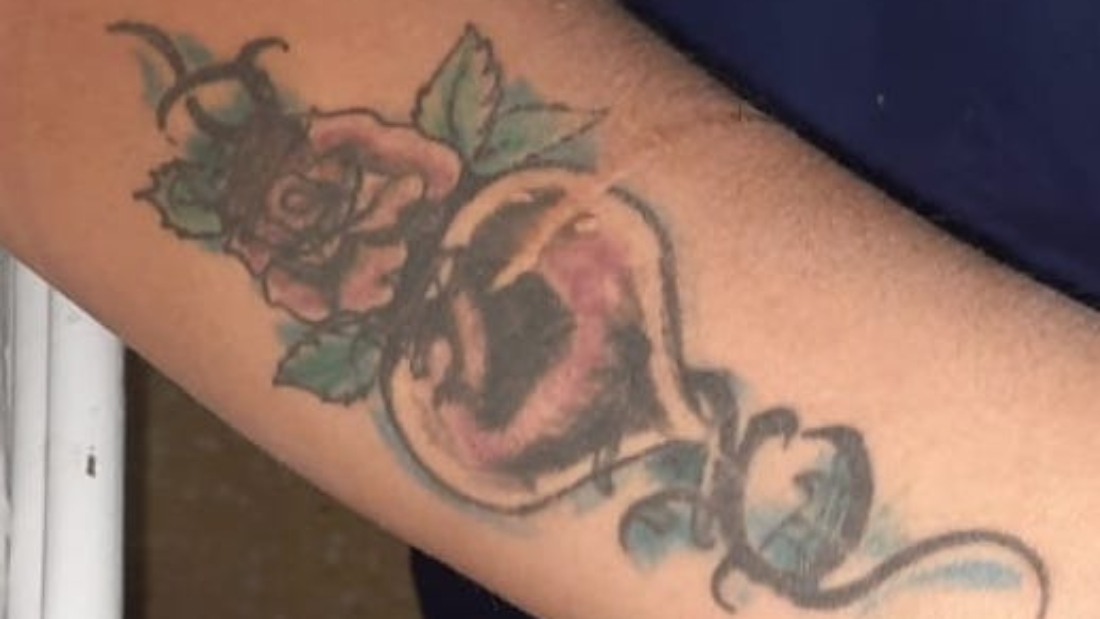 Foto del tatuaje de uno de los brazos