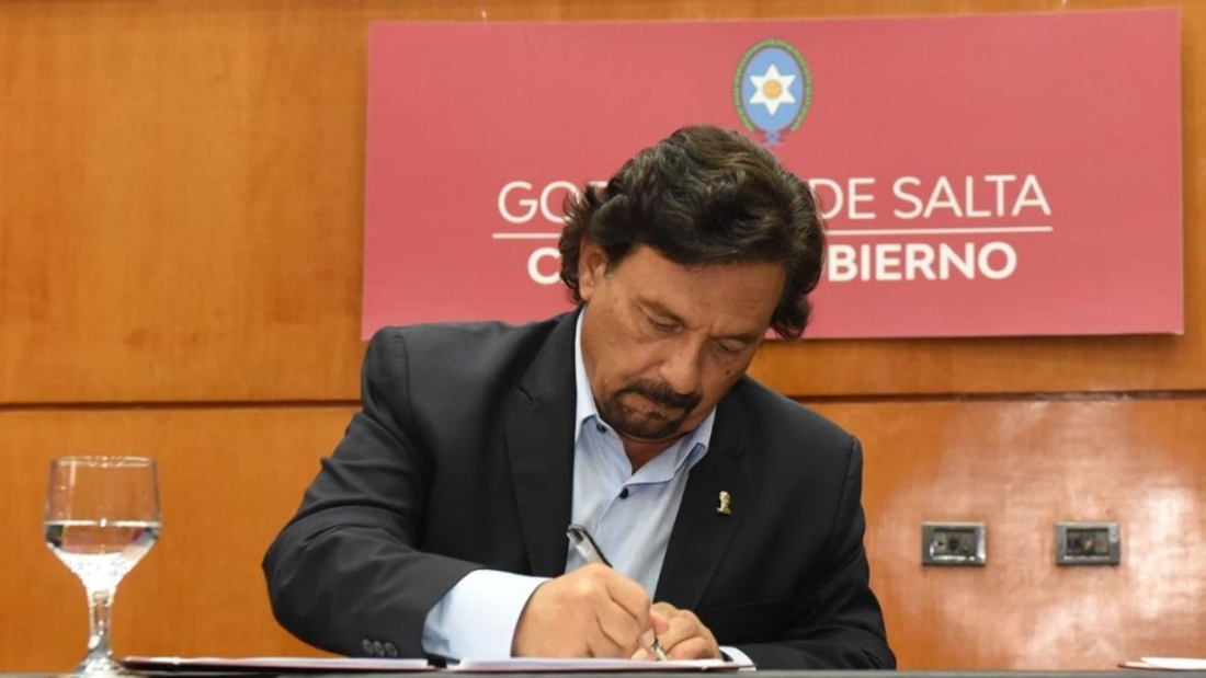 Sáenz firmando